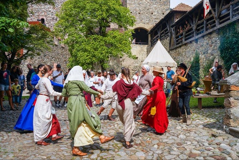 Das Mittelalterfest auf Schloss Tirol: buntes Treiben von Rittern, Burgfräulein und Handwerkern. (Foto: Schloss Tirol)