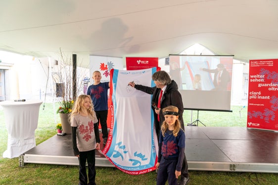 Erste Botschaft auf der Wanderfahne mit den “Forderungen der Museen für die Gesellschaft”: Hofburg-Direktor Peter Schwienbacher zeichnet einen Bauern mit Lampe. (Foto: LPA/Daniel von Johnston)