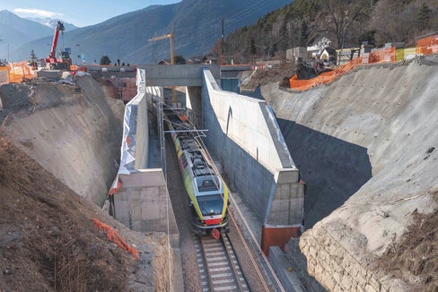 Die Arbeiten in Schabs in der Nähe des künftigen Bahnhofs und an der Riggertalschleife laufen auf Hochtouren. Die Züge der Pustertalbahn verkehren seit 27. Jänner wieder. (Foto: Greta Stuefer)