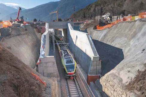 Die Arbeiten in Schabs in der Nähe des künftigen Bahnhofs und an der Riggertalschleife laufen auf Hochtouren. Die Züge der Pustertalbahn verkehren seit 27. Jänner wieder. (Foto: Greta Stuefer)