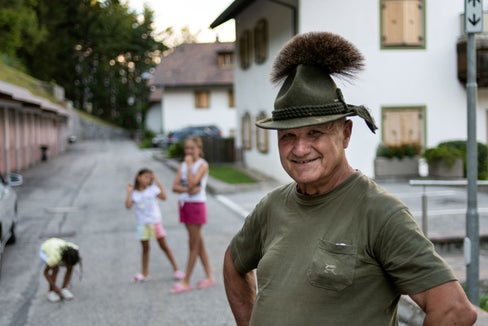 Mario, ladinischer Belluneser mit Südtiroler Frau, ist bestens ins Südtiroler Umfeld eingebunden - ebenso wie das Wobi-Gebäude, in dem er in Bruneck lebt. (Foto: Ivo Corrà)