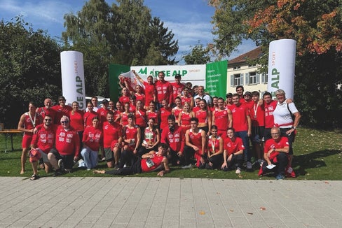 Atlete, atleti, tecnici e dirigenti della delegazione altoatesina festeggiano il successo alla competizione Arge Alp di atletica leggera di Neudorf, nel Cantone San Gallo, in Svizzera. (Foto: Comitato Alto Adige FIDAL)