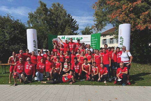 Athletinnen, Athleten, Trainer und Funktionäre der Südtiroler Delegation feiern den Erfolg beim Arge Alp-Wettkampf in Neudorf, Kanton St. Gallen, Schweiz. (Foto: Südtiroler Landesverwaltung FIDAL)