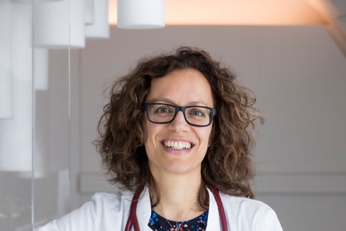 Claudia Petroni ist Allgemeinmedizinerin mit Zusatzausbildungen in Schmerztherapie, Palliativmedizin, Akupunktur und mitten in der Diplomausbildung Manuelle Medizin. (Foto: LPA/Tiberio Sorvillo)