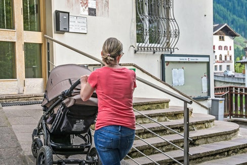 Öffentliche Gebäude, wie die Gemeindeämter, müssen barrierefrei zugänglich sein. Dies kommt älteren oder gehbehinderten Menschen entgegen, aber auch Eltern mit Kleinkindern. (Foto: LPA/Carmen Kollmann)