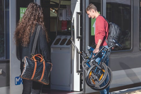 La bicicletta può rappresentare, in molti casi, una valida alternativa all’auto anche nella vita quotidiana. L’intento della Provincia autonoma di Bolzano è creare i presupposti necessari per renderne ancora più comodo l’utilizzo. (Foto: STA/Manuela Tessaro)