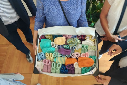 Mini-calzini e mini-berretti per i neonati prematuri: In Alto Adige nascono ogni anno circa 450 bambini prematuri, molti dei quali vengono assistiti intensivamente nel reparto di neonatologia dell'Ospedale di Bolzano. (Foto: Dipartimento Prevenzione sanitaria e salute)