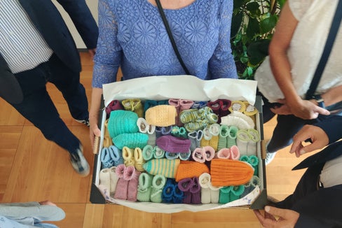 Mini-calzini e mini-berretti per i neonati prematuri: In Alto Adige nascono ogni anno circa 450 bambini prematuri, molti dei quali vengono assistiti intensivamente nel reparto di neonatologia dell'Ospedale di Bolzano. (Foto: Dipartimento Prevenzione sanitaria e salute)