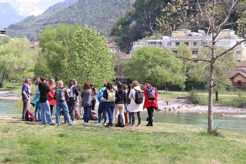 Netzwerktreffen der Frauen im Risikomanagement von Naturereignissen:
Bei einer Exkursion wurden revitalisierte Flächen an Bozens Flussläufen besucht. (Foto: Maja Clara)