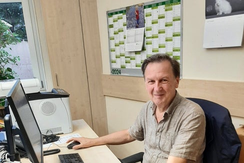 Bürgerinnen und Bürger unterstützen, um ihre digitalen Fähigkeiten zu verbessern:
Das ist die Aufgabe der digitalen Tutoren. Rudolf Obkircher (im Bild) hat diese Funktion in der Gemeinde Karneid inne. (Foto: LPA)