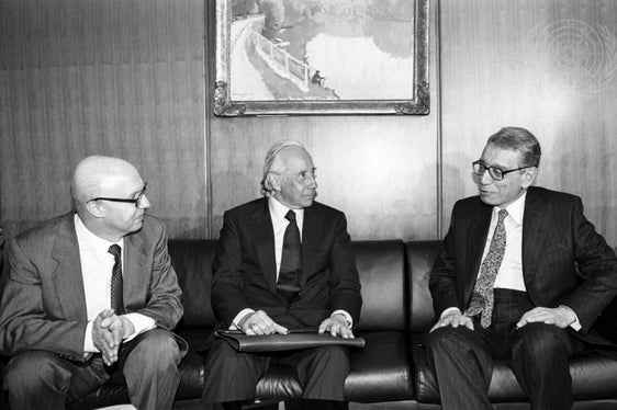 New York, 18.6.1992: Die UNO-Botschafter aus Österreich und Italien, Peter Hohenfellner und Vieri Traxler überreichen UNO-Generalsekretär Boutros Boutros-Ghali (r.) die Erklärung zur Streitbeilegung. (Foto: UN Photo/John Isaac)