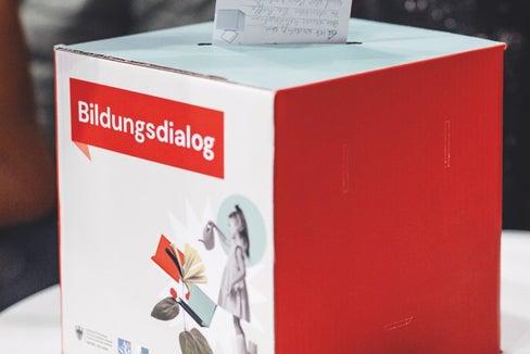 Zuhören und Inputs sammeln, wie im Bild bei einem der Bezirkstreffen im Frühjahr 2026, sind ein wesentlicher Teil des Bildungsdialogs. (Foto: Andreas Senoner)
