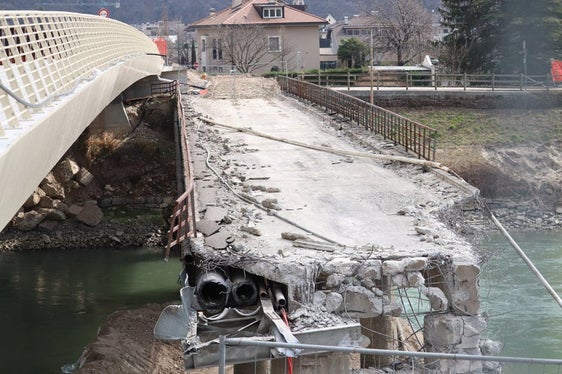 Alte und neue Etschbrücke in Neumarkt. Weil sie nicht mehr tragfähig genug war, wurde die alte Brücke in
Neumarkt durch eine neue ersetzt. (Foto: Landesabteilung Tiefbau)