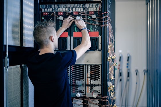 Wettbewerbsfähigkeit fördern: Eine Steuererleichterung für Unternehmen schafft Anreize, die Gehälter der Beschäftigten zu erhöhen und somit die Kaufkraft zu stärken. (Foto: Alpitronic)