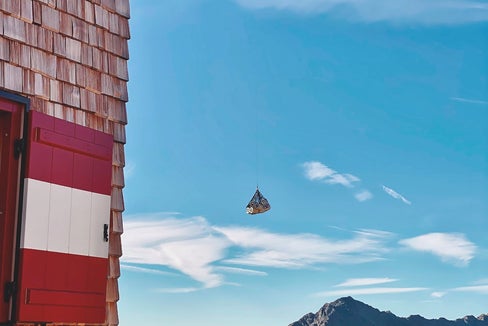 Rispetto ai voli in elicottero, i voli con droni non producono emissioni dirette di CO₂ e comportano costi sensibilmente inferiori. Inoltre, consentono forniture più flessibili e frequenti in piccole quantità. (Foto: Flyingbasket.com)