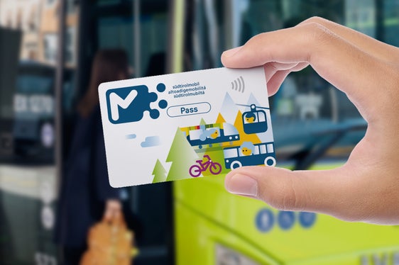 Entwerten, einsteigen und losfahren - mit dem neuen südtirolmobil Fix365 Pass geht das für unbegrenzte Kilometer für nur 250 Euro im Jahr. (Foto: zukunvt)