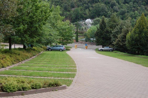 Der Parkplatz bei den Gärten von Schloss Trauttmansdorff in Meran zeigt, wie es gehen kann: Während die Verkehrswege gepflastert sind, bestehen die Parkflächen aus durchlässigen Rasengittersteinen. (Foto: Landesamt für Gewässerschutz)