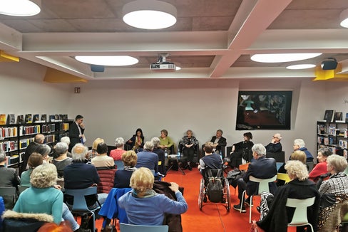 Einholen von Erfahrungen: Das Team aus Forscherinnen und Forschern war im Februar 2024 zu Gast in der Bibliothek Kaltern. (Foto: Leo Andergassen)