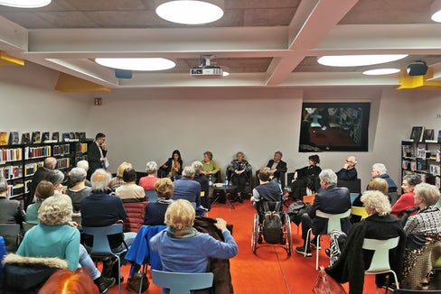 Einholen von Erfahrungen: Das Team aus Forscherinnen und Forschern war im Februar 2024 zu Gast in der Bibliothek Kaltern. (Foto: Leo Andergassen)