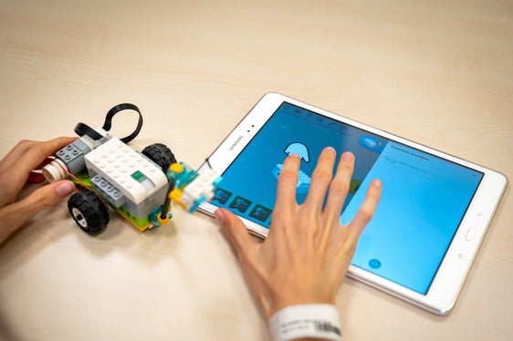 Wenn sie am Morgen in die Abteilung kommen, müssen die beiden Krankenhauslehrerinnen mit allen Eventualitäten rechnen. Darum wählen die beiden Lernmaterial aus, das für alle Sprachen, Alters- und Schulstufen geeignet ist. (Foto: LPA/Fabio Brucculeri)