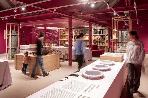 Interaktiv und intuitiv: Die Sonderausstellung ermöglicht einen Spaziergang durch 15.000 Jahre Essensgeschichte. (Foto: Südtiroler Archäologiemuseum/Marion Lafogler)