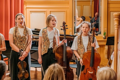 Gli allievi della Scuola di musica di Brunico e delle scuole provinciali di musica del Tirolo si sono esibiti come ensemble “KATAMATA” nella categoria “Ensemble Creativo”. (Foto: Lukas Kahn)