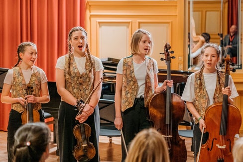 Gli allievi della Scuola di musica di Brunico e delle scuole provinciali di musica del Tirolo si sono esibiti come ensemble “KATAMATA” nella categoria “Ensemble Creativo”. (Foto: Lukas Kahn)