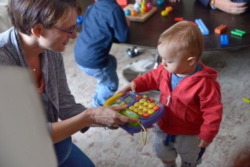 Eine Tagesmutter kümmert sich liebevoll um Kleinkinder von 0 bis 3 Jahren. (Foto: LPA/Greta Stuefer)