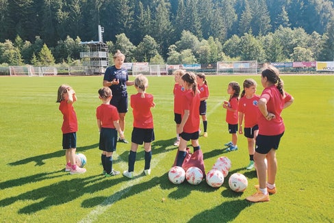 Giuana Prugger (33) e la sua squadra. (Foto: FC Gherdëina)