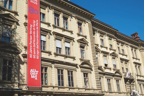 Il banner dedicato agli 80 anni dell’Accordo di Parigi apposto sulla facciata di Palazzo Widmann, sede della Giunta provinciale altoatesina. (Foto: Fabio Brucculeri)
