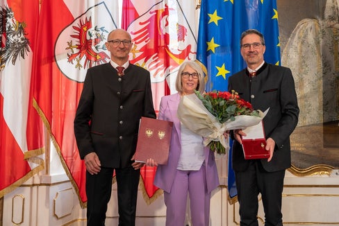 Da sinistra il capitano del Tirolo Anton Mattle, la responsabile del Vinzi-Markt Sabine Eccel e il presidente della Provincia autonoma di Bolzano Arno Kompatscher in occasione della premiazione. (Foto: Land Tirol/Liebl)