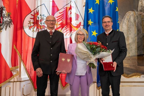 Da sinistra il capitano del Tirolo Anton Mattle, la responsabile del Vinzi-Markt Sabine Eccel e il presidente della Provincia autonoma di Bolzano Arno Kompatscher in occasione della premiazione. (Foto: Land Tirol/Liebl)