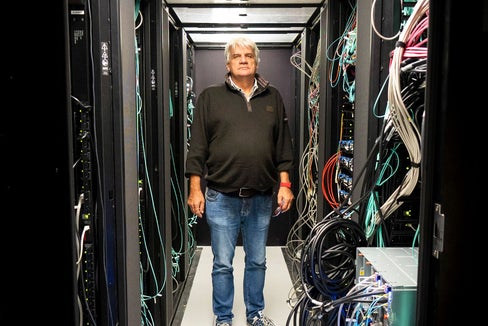 18° C. di temperatura, ventilato e senza finestre: all’interno, scatole nere alte circa due metri si susseguono una dopo l’altra. Qui verrà raccolto il tesoro del futuro: i nostri dati personali (Foto: ASP/Fabio Brucculeri)