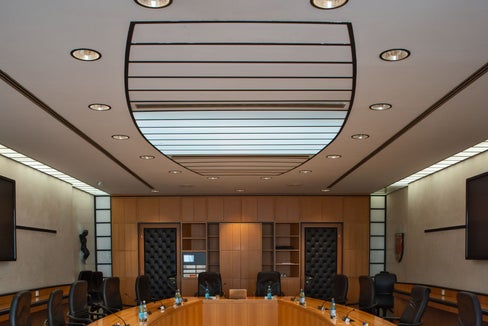 Am 2. Februar haben sich die elf Mitglieder der neuen Landesregierung im Sitzungssaal im Palais Widmann in Bozen zur ersten Sitzung dieser 17. Legislaturperiode getroffen. (Foto: Greta Stuefer)