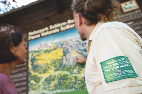 In qualità di Ranger del Parco naturale, Anton Schönberger fa da ponte tra l’uomo e la natura, qui nel Parco Naturale Sciliar-Catinaccio. (Foto: Fabio Brucculeri)