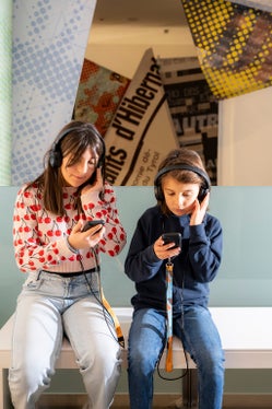 Con l’AI i musei possono realizzare audioguide di alta qualità. Questo permette ai visitatori di concentrarsi sugli oggetti e di ascoltare allo stesso tempo informazioni e curiosità interessanti. Nella foto, un’audioguida al Museo Archeologico. (Foto: Museo Archeologico dell’Alto Adige/Manuela Tessaro)