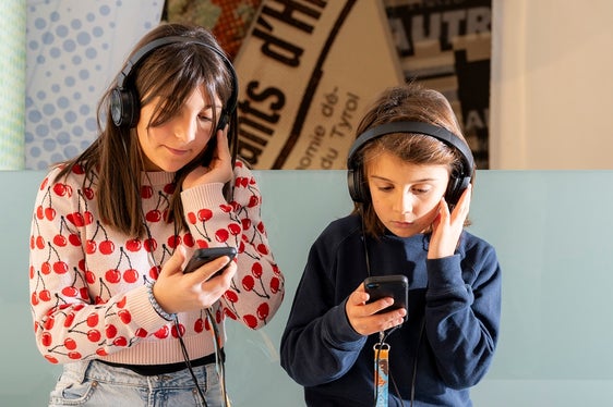 it KI können Museen hochwertige Audioguides realisieren. Damit können sich die Besuchenden auf die Objekte fokussieren und gleichzeitig spannende Hintergrundinfos hören. Im Bild ein Audioguide im Archäologiemuseum. (Foto: Südtiroler Archäologiemuseum/Manuela Tessaro)