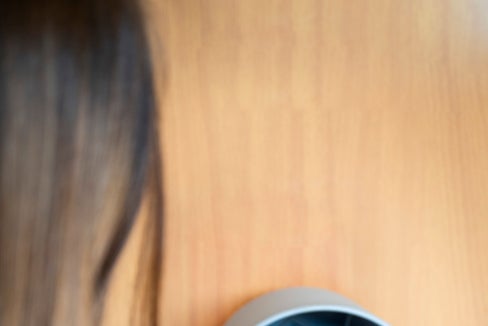 Perfekt für den Besuch bei Freunden oder die Uni-Pendlerstrecke – Mara ist zufrieden mit ihrem Euregio Ticket Students, mit dem sie alle öffentlichen Verkehrsmittel in Südtirol, Tirol und dem Trentino nutzen kann. (Foto: LPA/Fabio Brucculeri)