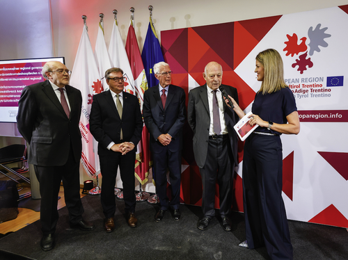 Nel corso della cerimonia celebrativa, gli ex presidenti della Provincia (da sinistra) Lorenzo Dellai, Günther Platter, Carlo Andreotti e Luis Durnwalder hanno raccontato la fondazione della Rappresentanza dell’Euregio. Claudia Messner, direttrice dell’Agenzia di stampa e comunicazione della Provincia di Bolzano, ha moderato la cerimonia. (Foto: Euregio/Elio Germani)