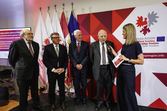 Im Rahmen der Jubiläumsfeier erzählten (von links) die ehemaligen Landeshauptleute Lorenzo Dellai, Günther Platter, Carlo Andreotti und Luis Durnwalder von der Gründung der Euregio-Vertretung. Claudia Messner, die Direktorin der Abteilung Presse und Kommunikation des Landes Südtirol, hat beim Festakt moderiert. (Foto: Euregio/Elio Germani)