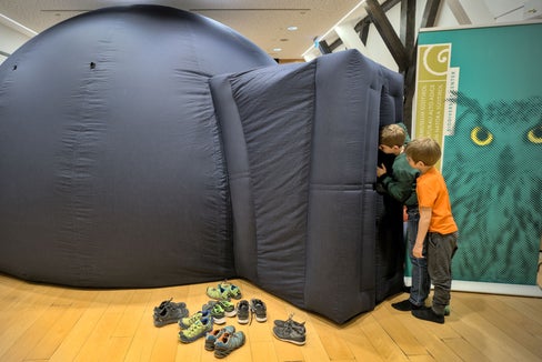 Zukünftige Astronomen und Astronautinnen können das Universum hautnah erleben. (Foto: David Gruber)