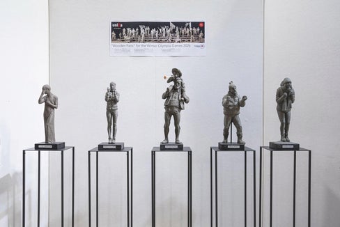 Por i Jüc Olimpics da d’invern 2026, ziplará i artisć de UNIKA cin’ “Wooden Fans” nüs te lëgn de linda. (Foto: UNIKA)