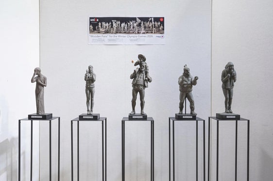 I artisć dl'UNIKA ie tl lëur de crië cin' figures nueves per i Juesc Olimpics da d'inviern dl 2026. (Foto: UNIKA)