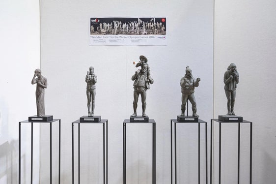 I artisć dl'UNIKA ie tl lëur de crië cin' figures nueves per i Juesc Olimpics da d'inviern dl 2026. (Foto: UNIKA)