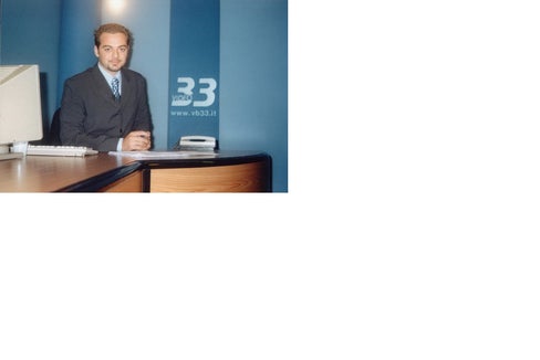 Un giovanissimo Marco Galateo conduttore del telegiornale di Video33: il giornalismo è stata la prima occupazione dell'attuale vicepresidente e assessore provinciale. (Foto: Marco Galateo)