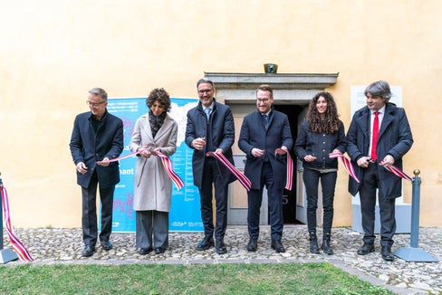 Banddurchschneidung: (v. l.) Hofburg-Stiftungspräsident Michael Mitterhofer, Landeshauptmann-Stellvertreterin des Trentino Francesca Gerosa, Euregio-Präsident und Südtirols Landeshauptmann Arno Kompatscher, Tirols Landeshauptmann-Stellvertreter Philip Wohlgemuth, Kuratorin der Hofburg-Ausstellung Kathrin Zitturi und Hofburg-Direktor Peter Schwienbacher (Foto: LPA/Daniel von Johnston)