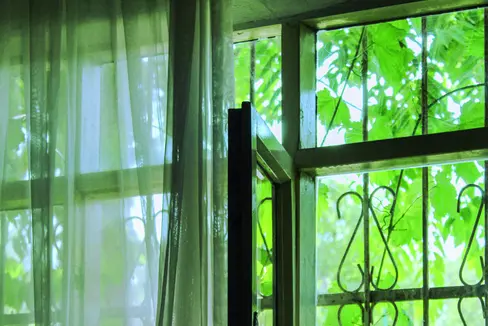 Gran parte dell’aria che respiriamo si trova all’interno delle nostre quattro mura. Oltre alla polvere e all’umidita, esiste un elemento che non si puo né vedere né annusare: il radon. (Foto: pexels)