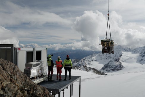 La fase di costruzione dell’impianto a idrogeno, vera sfida del progetto, a 3.150 metri di altitudine, risolta grazie all’uso dell’elicottero per il trasporto dei materiali da costruzione. (Foto: Ripartizione Amministrazione del patrimonio)