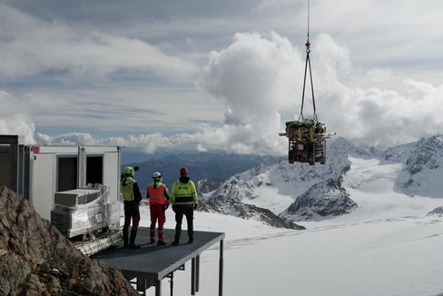 Die größte Herausforderung des Projekts, nämlich der Bau der Wasserstoffanlage auf 3.150 Metern Seehöhe, konnte dank Helikoptern, die den Materialtransport erledigten, gemeistert werden. (Foto: Landesabteilung Vermögensverwaltung)