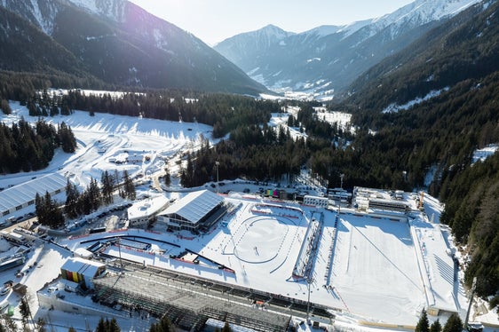 Blick von oben auf die Olympic Arena Südtirol, in der im Februar 2026 die Biathlon-Wettbewerbe der Olympischen Winterspiele stattfinden werden. (Foto: Nordic Focus)